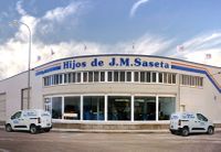 fachada con coche y cielo2